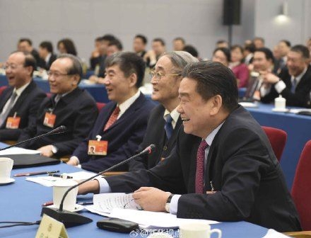 现场笑声一片 