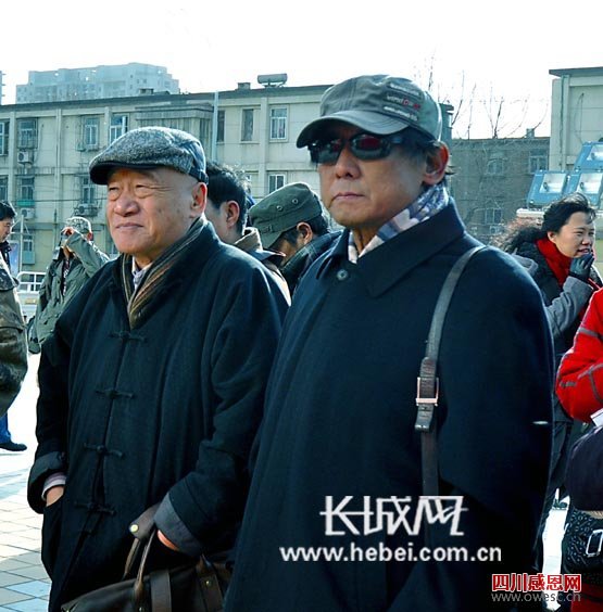 张雨范先生(右)与中国摄影家协会副主席朱宪民在一起。檀秀凯 摄