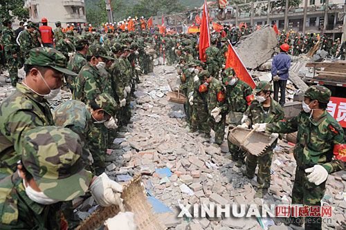 抗震救灾部队代表回访灾区：解放军又回来了