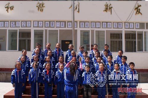 歌咏比赛上学生们正在合唱