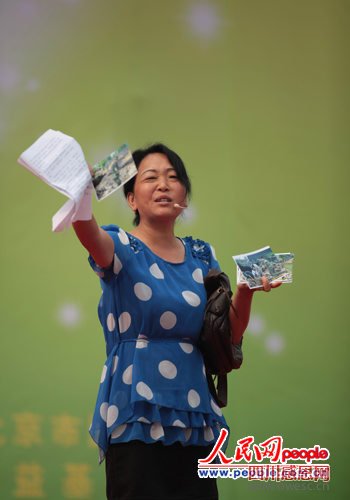 什邡市湔底镇桐林村木耳种植户周琼在动情的讲述她的故事（图片由什邡市委宣传部提供)