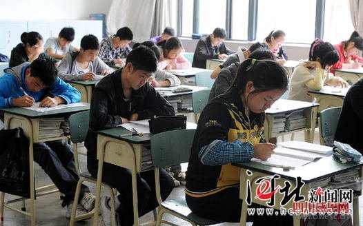 新北川中学的同学们在上课。新北川中学是北川县城灾后重建的标志性工程，重建资金全部由华人华侨及爱心人士捐赠，学校总建筑面积7.2万平方米，可容纳5200名学生就读。