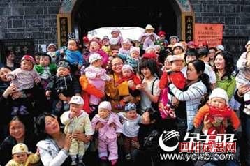 组图：什邡地震“罗汉娃”重回故地感恩