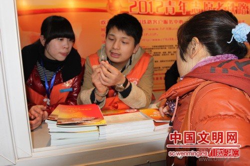 志愿者向一位旅客说明药品使用细则