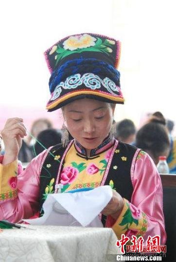 北川绣娘飞针走线羌绣擂台秀惊艳（图）