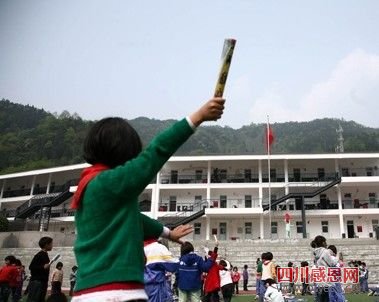 图为什邡红白镇小学学生做课间操，打太极已成为他们特殊的课间操形式。